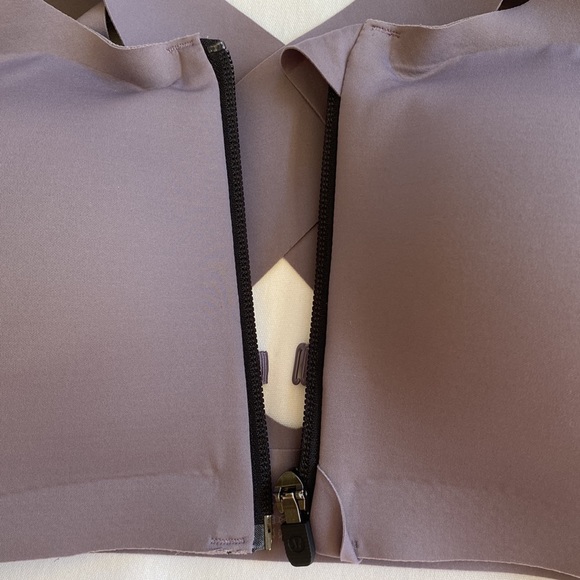 lululemon Enlite Bra Zip Front Size 34C Dark Lavender NWT - Picture 3 of 4